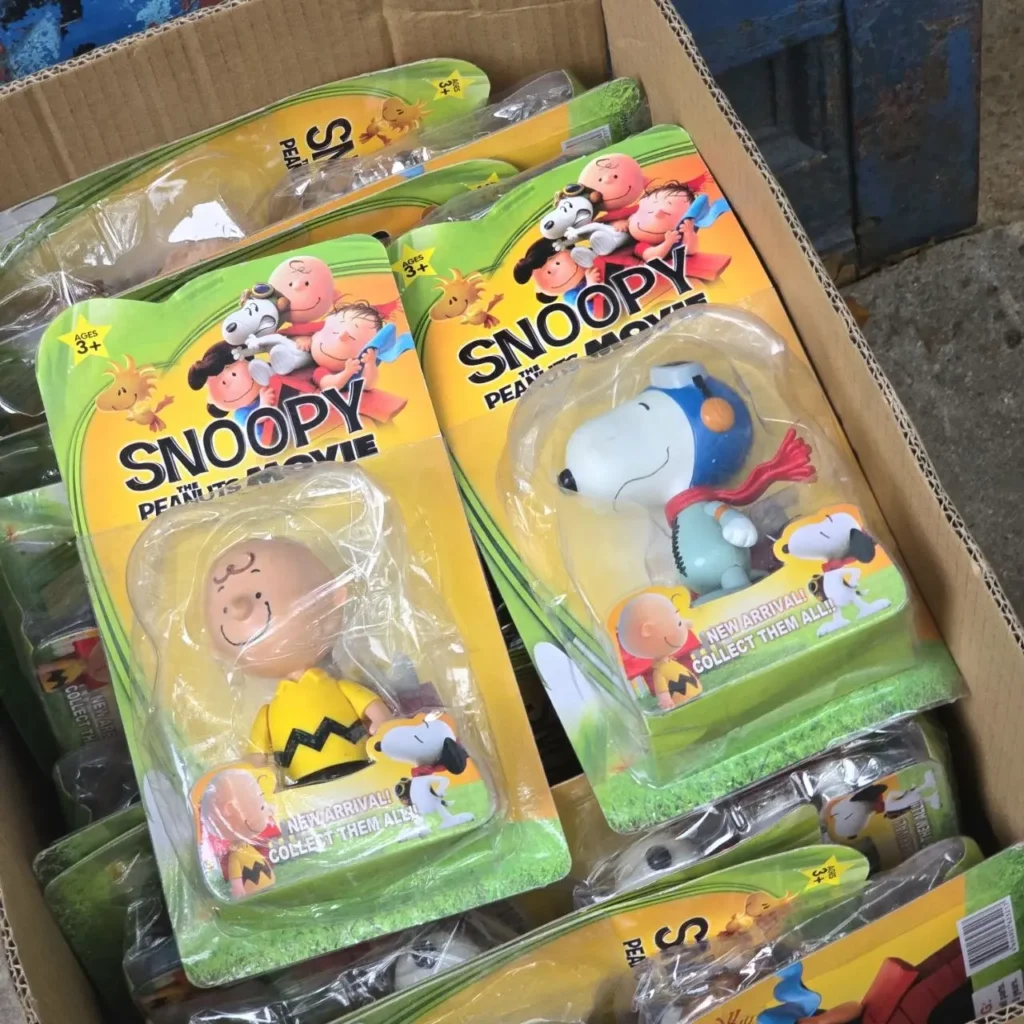 Caja con juguetes de Snoopy y Charlie Brown de la película Peanuts. by Remates Narvaja