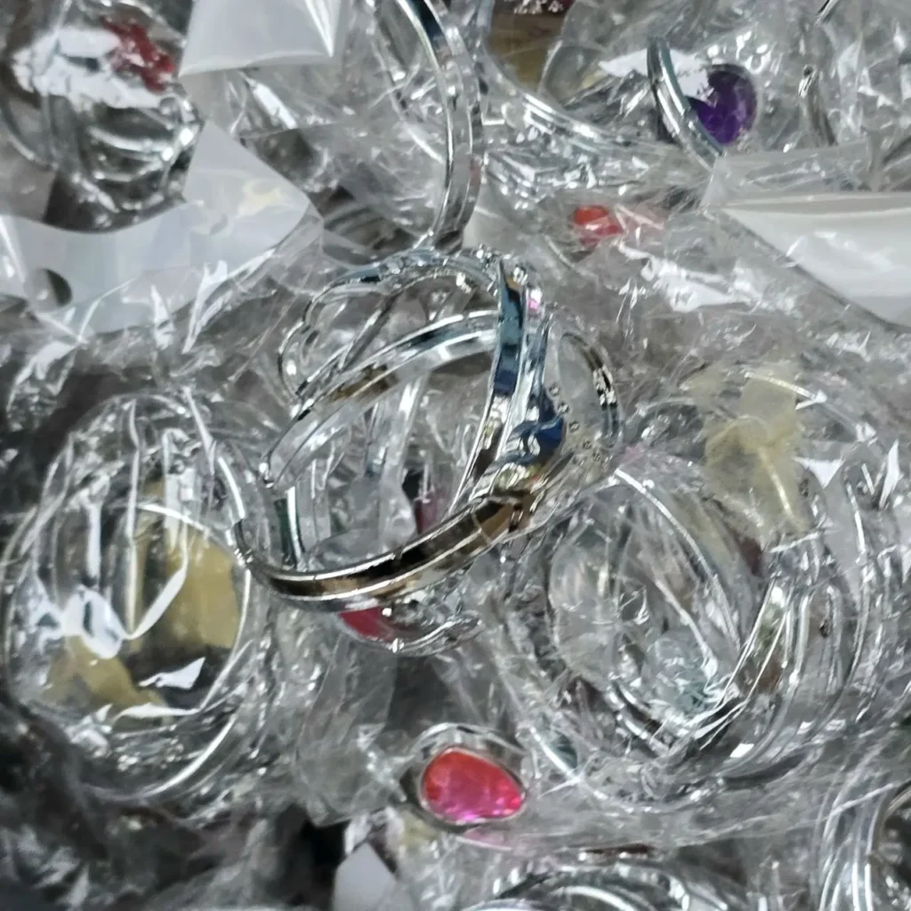 Surtido de anillos de bisutería plateados con piedras de colores envueltos en plástico. by Remates Narvaja
