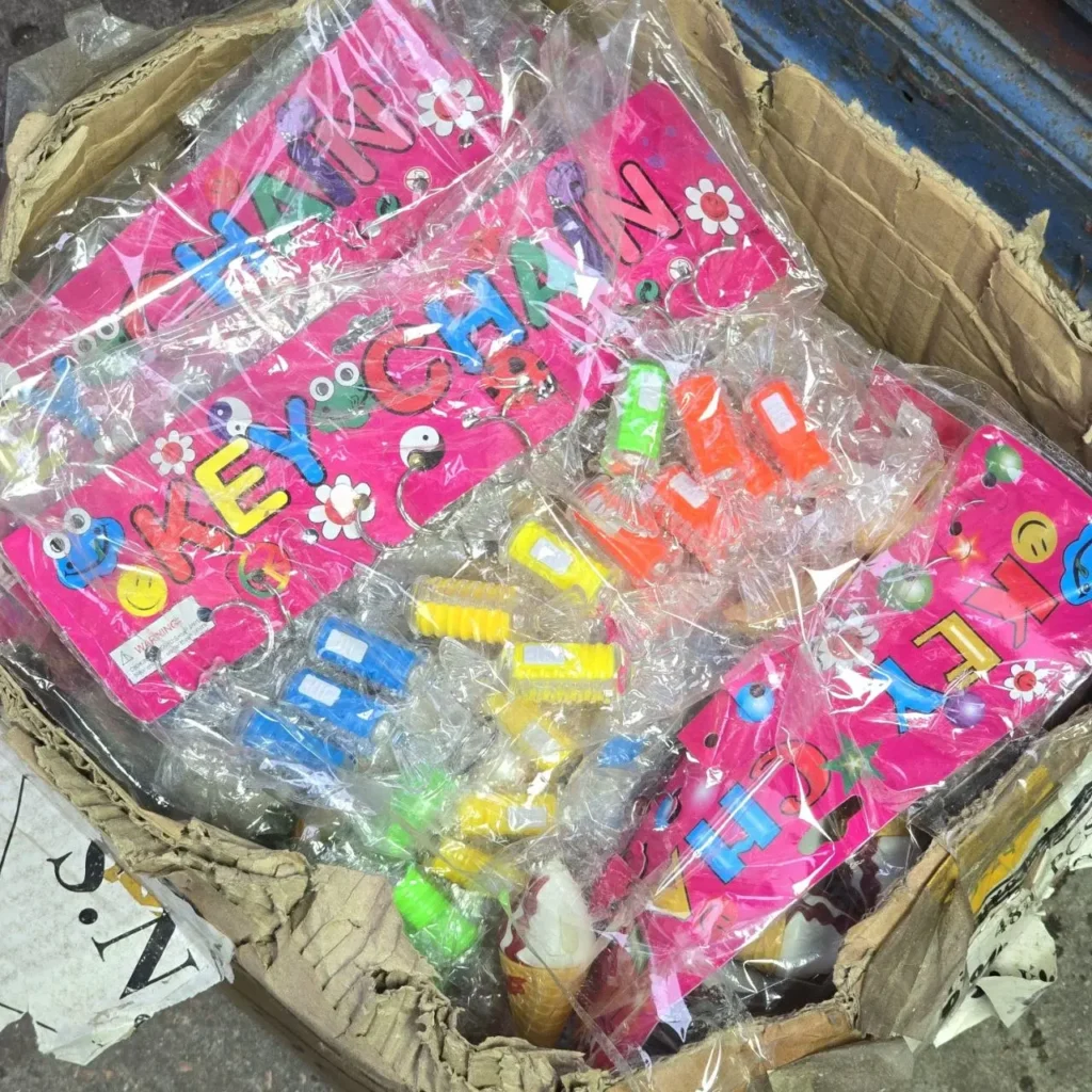 Caja de llaveros de juguete coloridos y miniaturas surtidas. by Remates Narvaja