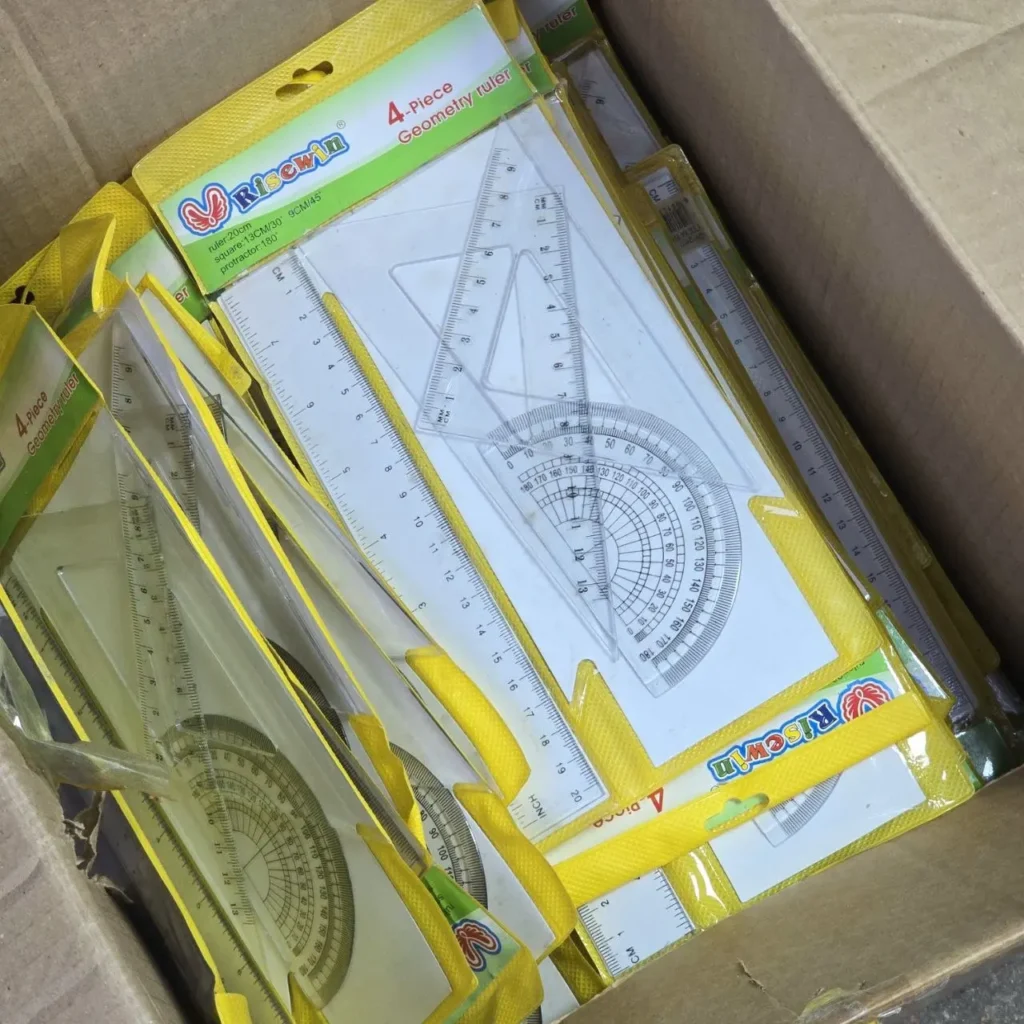 Caja con múltiples sets de geometría Risewin de 4 piezas, incluyendo regla, transportador y escuadras. by Remates Narvaja