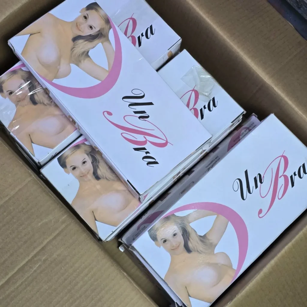 Cajas de sujetadores adhesivos Un Bra con modelo en una caja de cartón. by Remates Narvaja