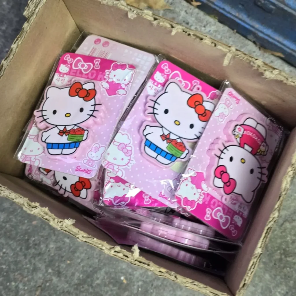 Llaveros de Hello Kitty en empaque rosa dentro de una caja de cartón." by Remates Narvaja
