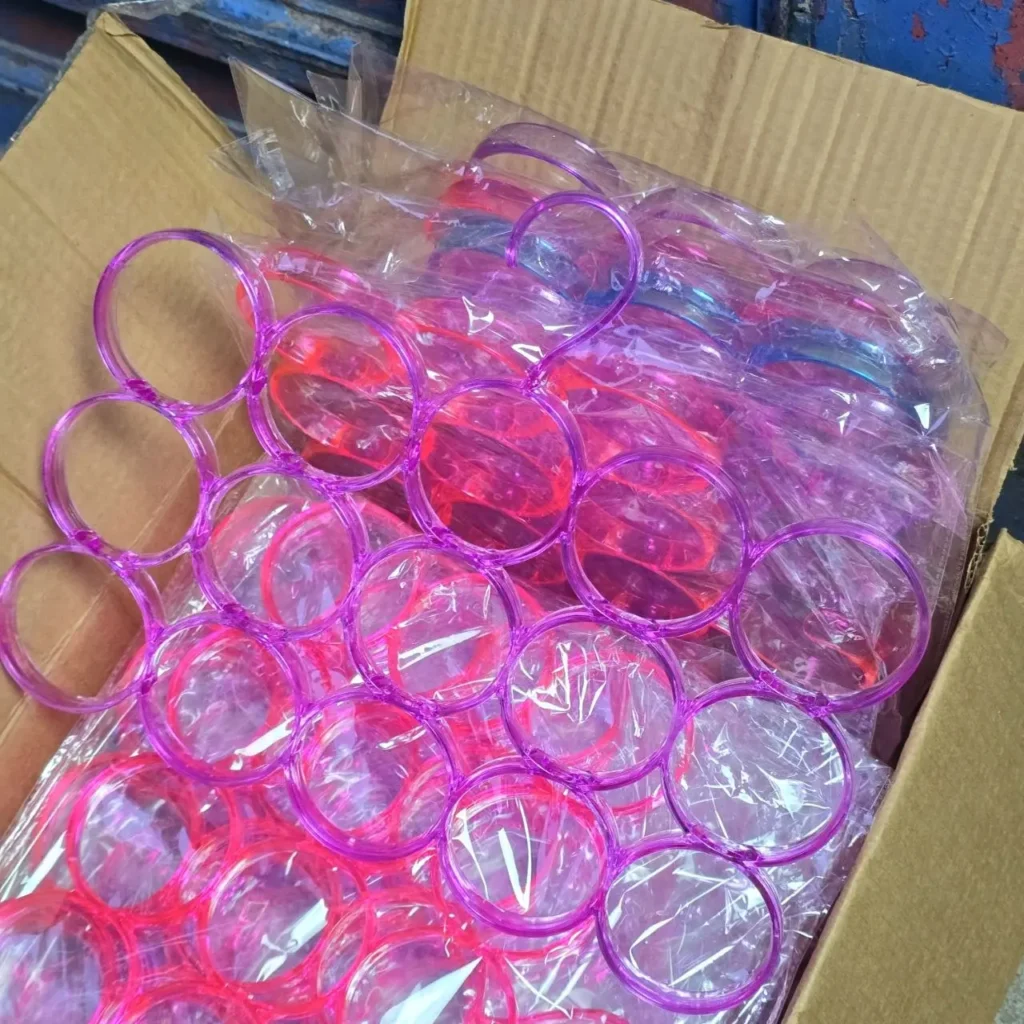 Perchas organizadoras multi-anillo de plástico translúcido rosa y azul en caja. by Remates Narvaja