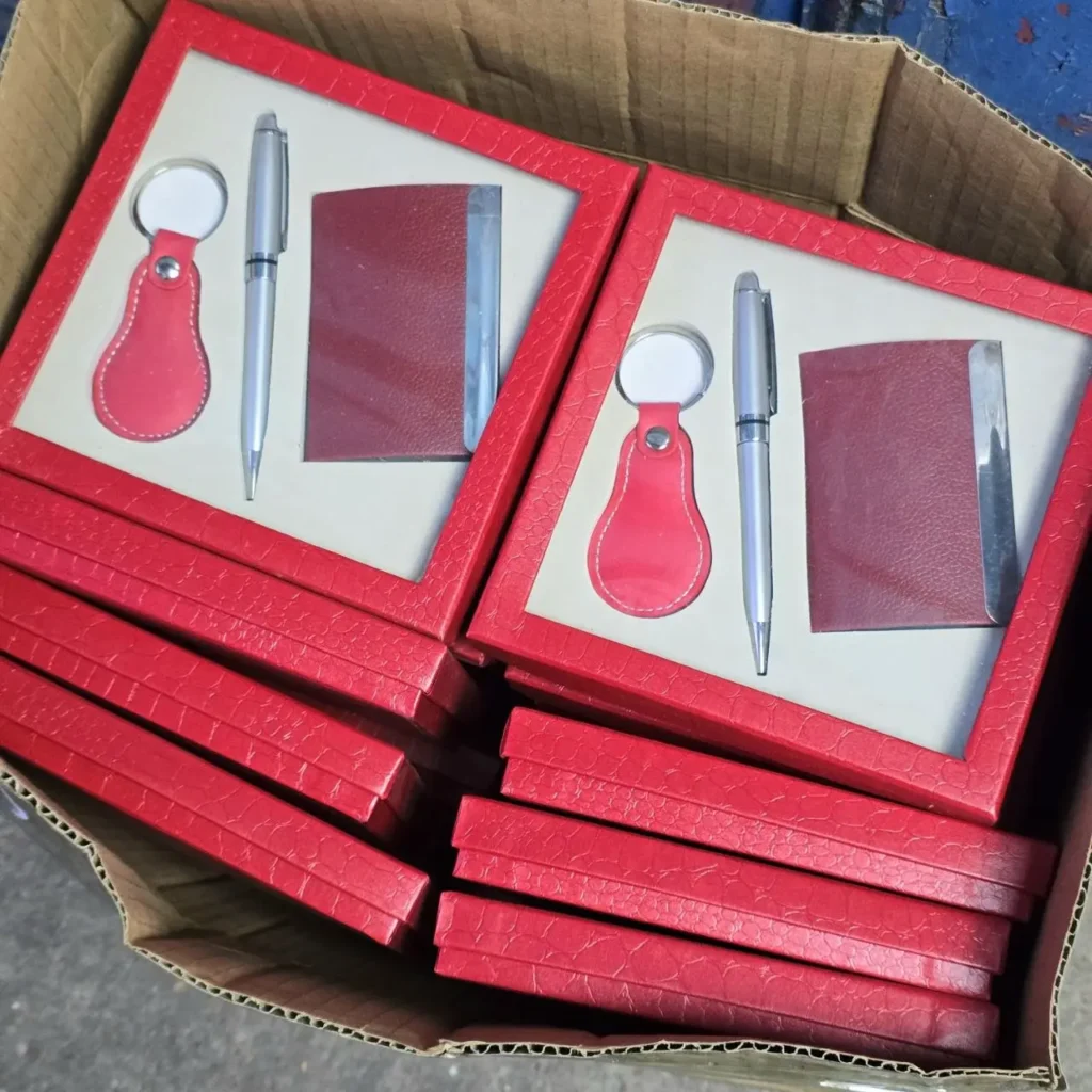 Sets de regalo rojos con bolígrafo, llavero y tarjetero en cajas. by Remates Narvaja