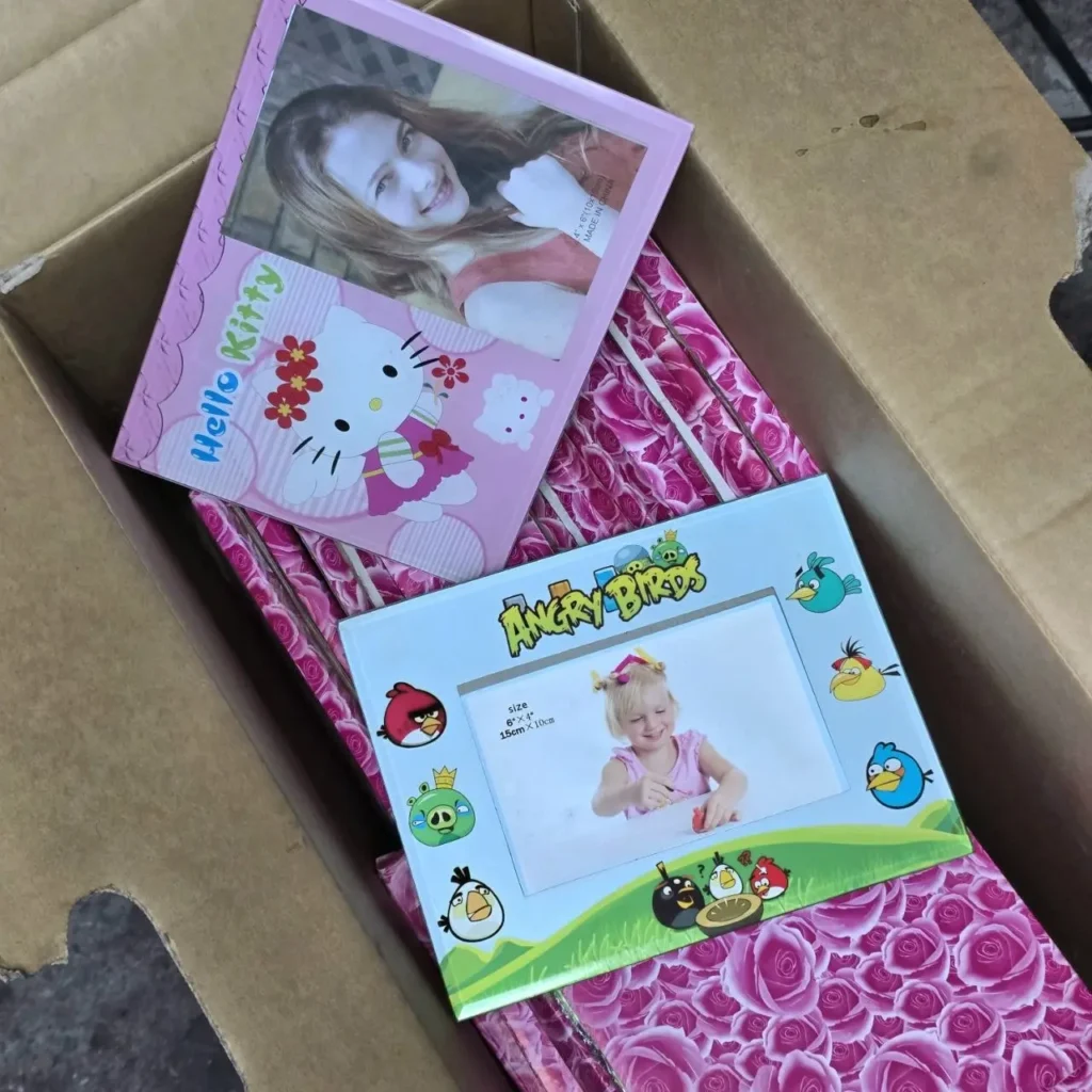 Marcos de fotos de Hello Kitty y Angry Birds en una caja, con diseño de rosas. by Remates Narvaja