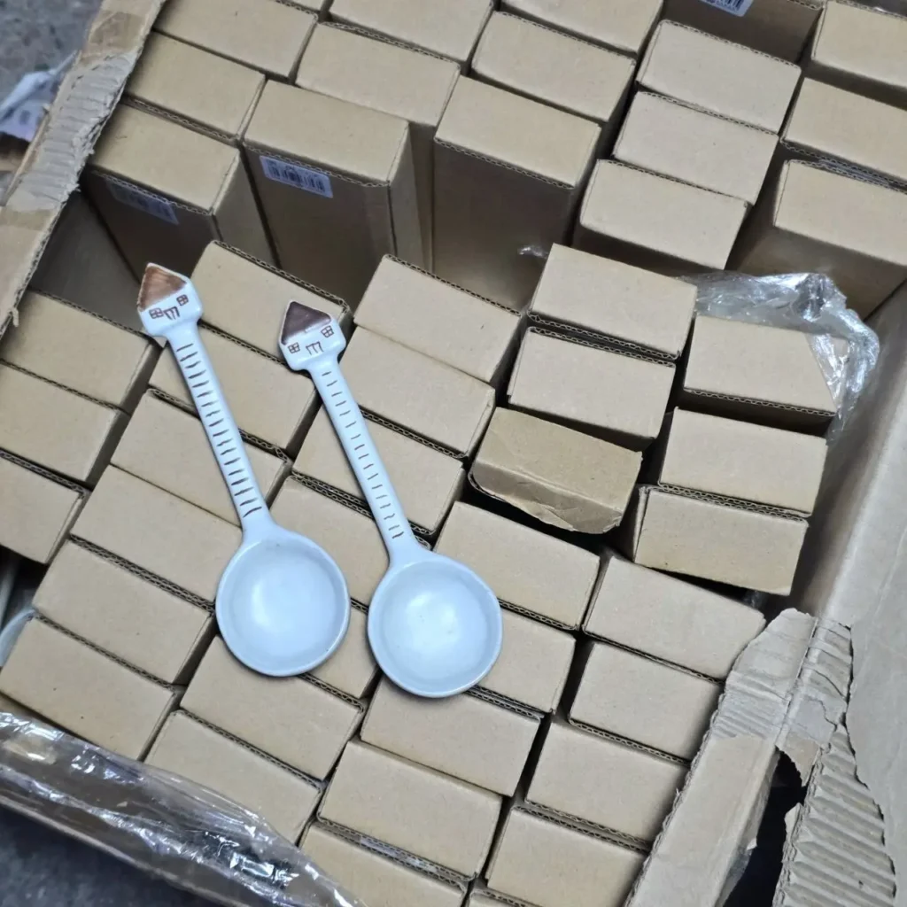 Cucharas medidoras de cerámica con diseño de casa en cajas de embalaje. by Remates Narvaja