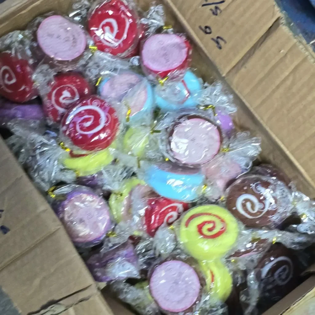 Caja de paletas coloridas envueltas individualmente con diseño en espiral. by Remates Narvaja