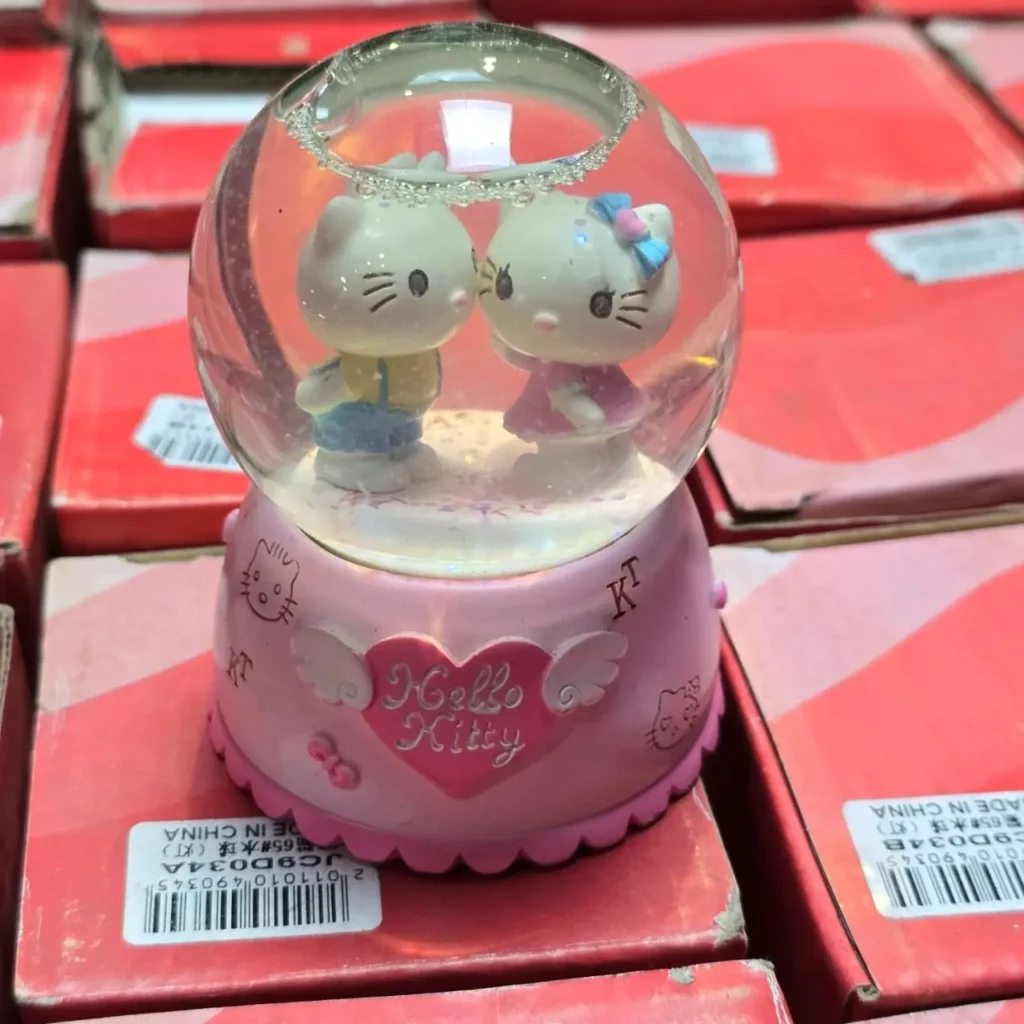 Globo de agua musical Hello Kitty con dos figuras de pareja y base rosa. by Remates Narvaja