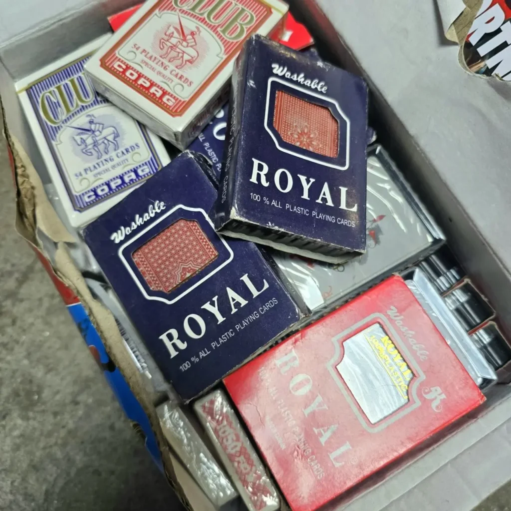 Caja con mazos de cartas de plástico lavables Royal y Copag Club. by Remates Narvaja