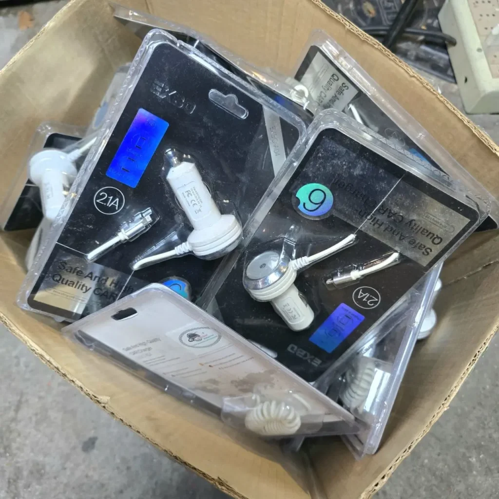 Caja de cargadores de coche y cables USB empaquetados. by Remates Narvaja