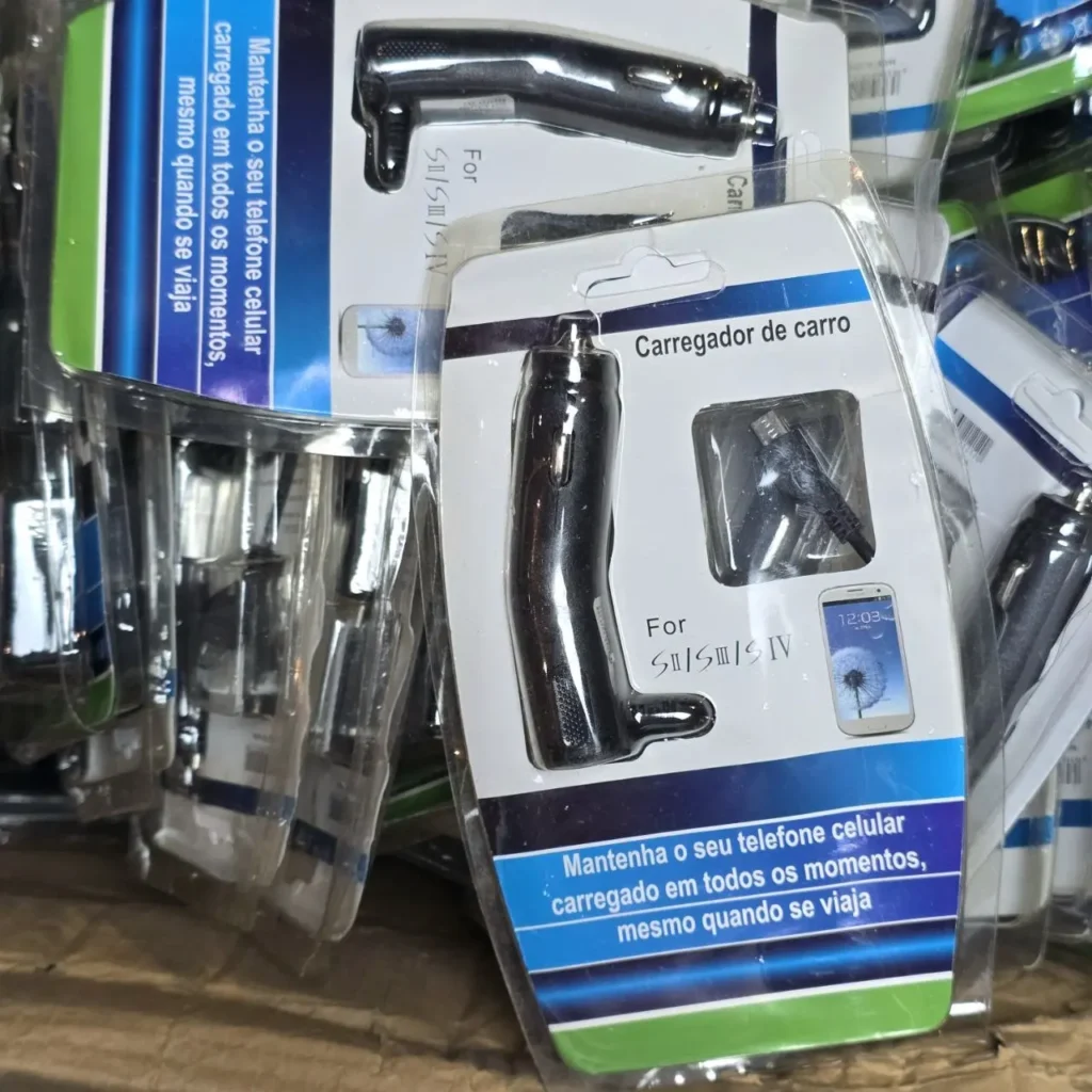 Cargadores de coche para celular en empaques. by Remates Narvaja