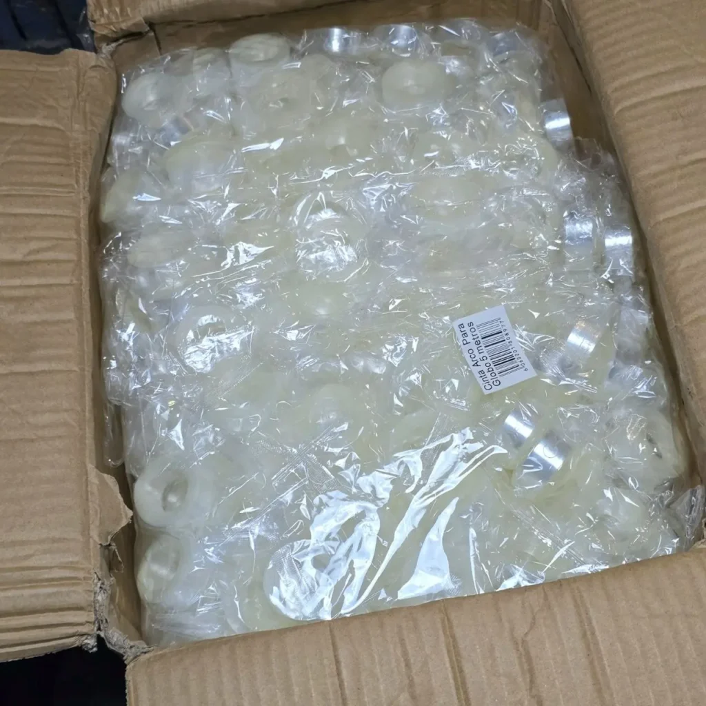 Caja de cartón con múltiples rollos de cinta arco para globos de 5 metros, empaquetados individualmente. by Remates Narvaja