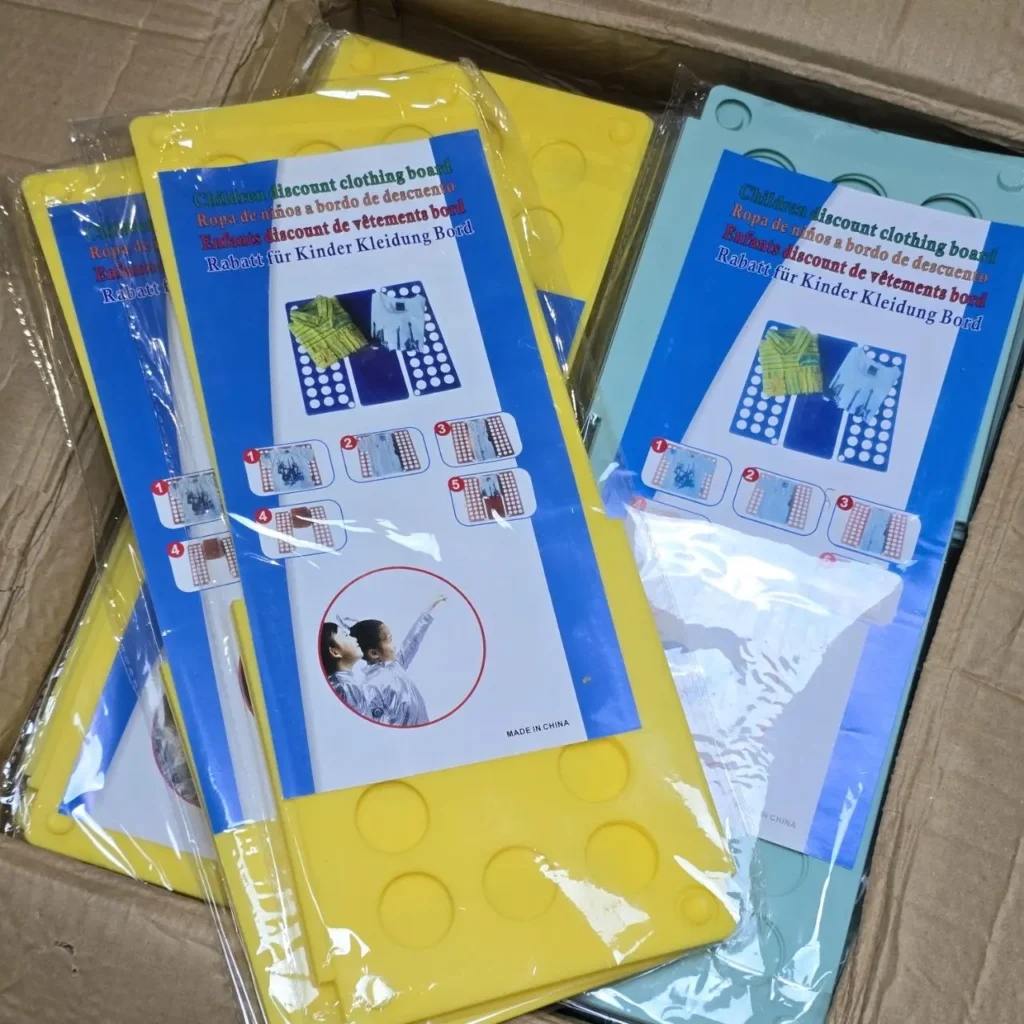 Tableros amarillos y azules para doblar ropa infantil, empaquetados. by Remates Narvaja