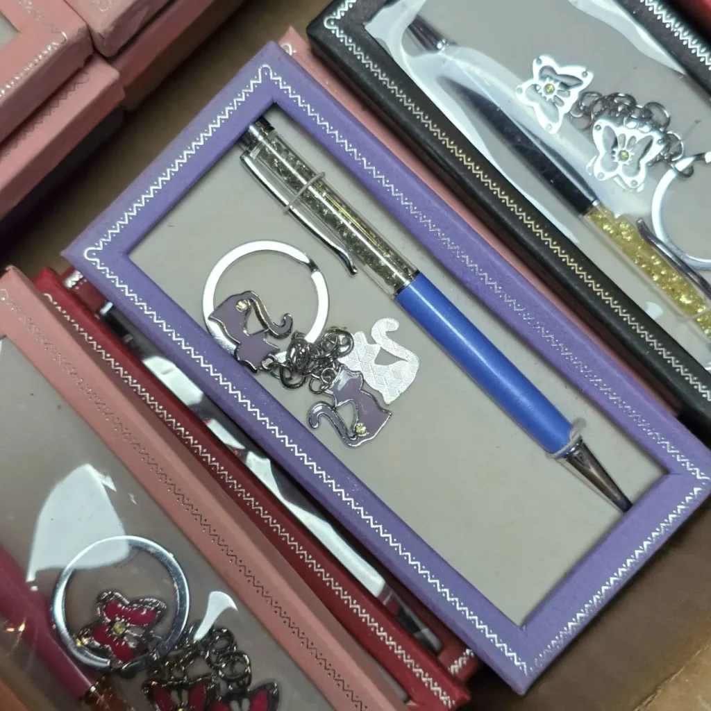 Sets de regalo de bolígrafo y llavero surtidos con dijes de gato y mariposa." by Remates Narvaja