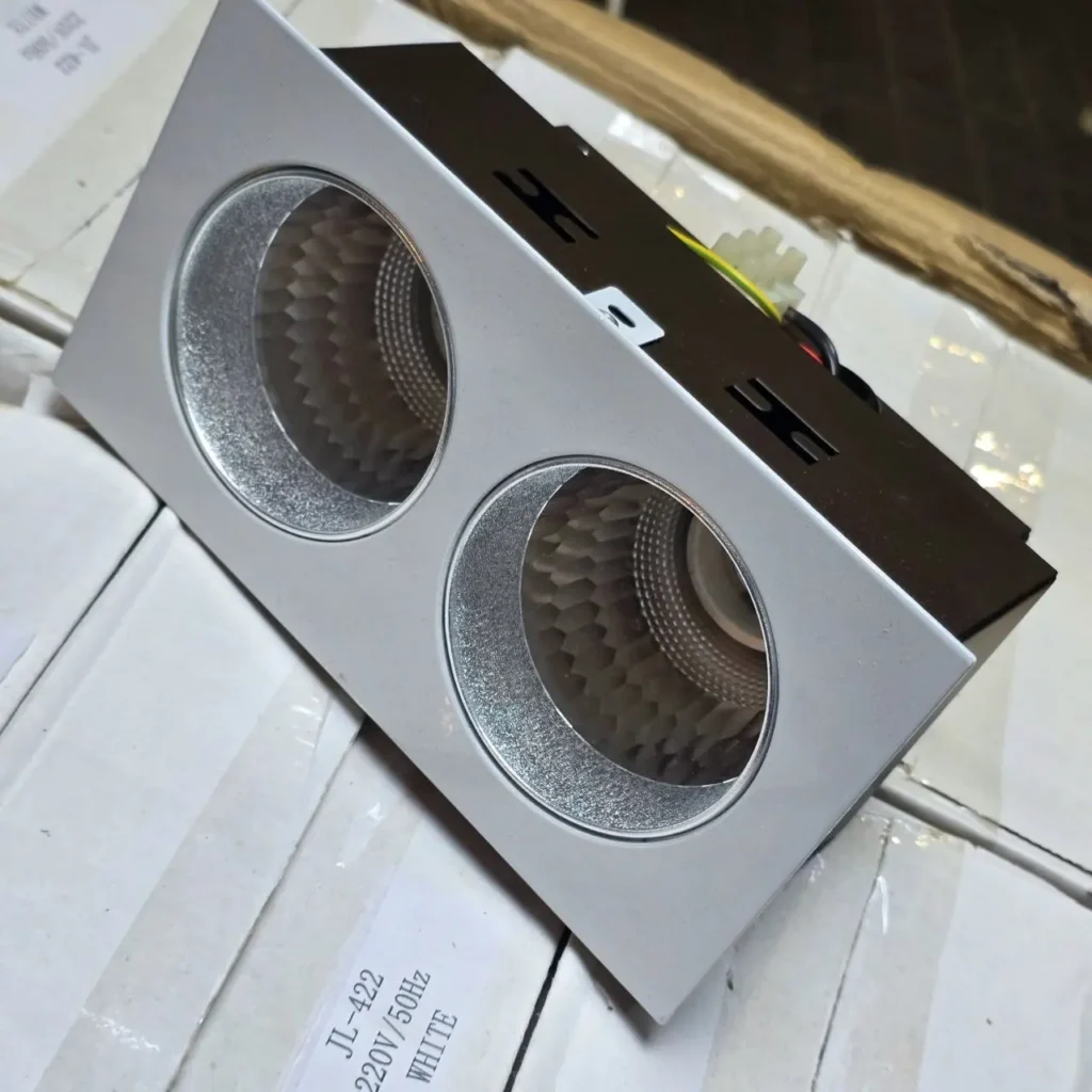 Luminaria doble empotrable plateada con reflectores texturizados, modelo JL-422, 220V/50Hz by Remates Narvaja