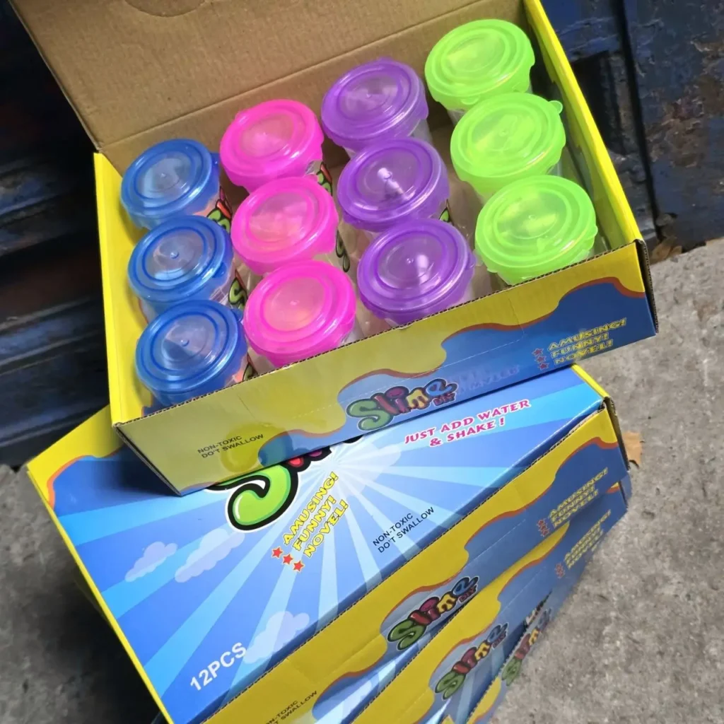 Caja de 12 kits de slime DIY de colores variados. by Remates Narvaja