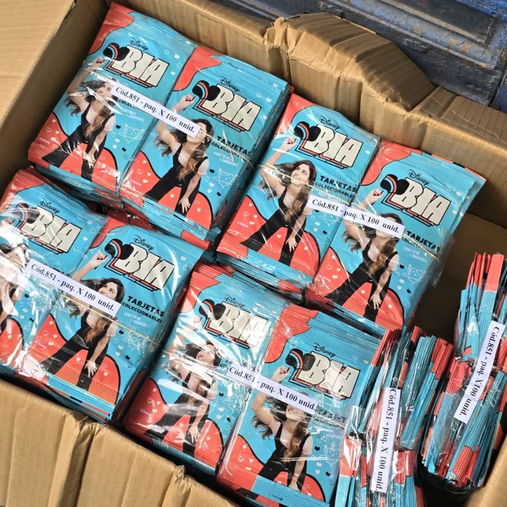 Caja con paquetes de tarjetas coleccionables Disney Bia. by Remates Narvaja