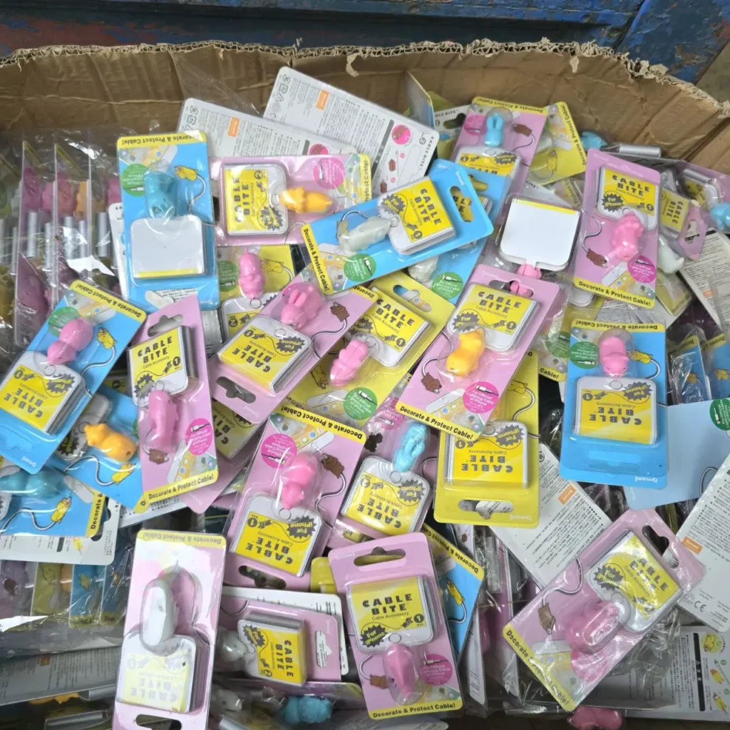 Caja llena de protectores de cable "Cable Bite" de colores, con formas de animales, para iPhone. by Remates Narvaja