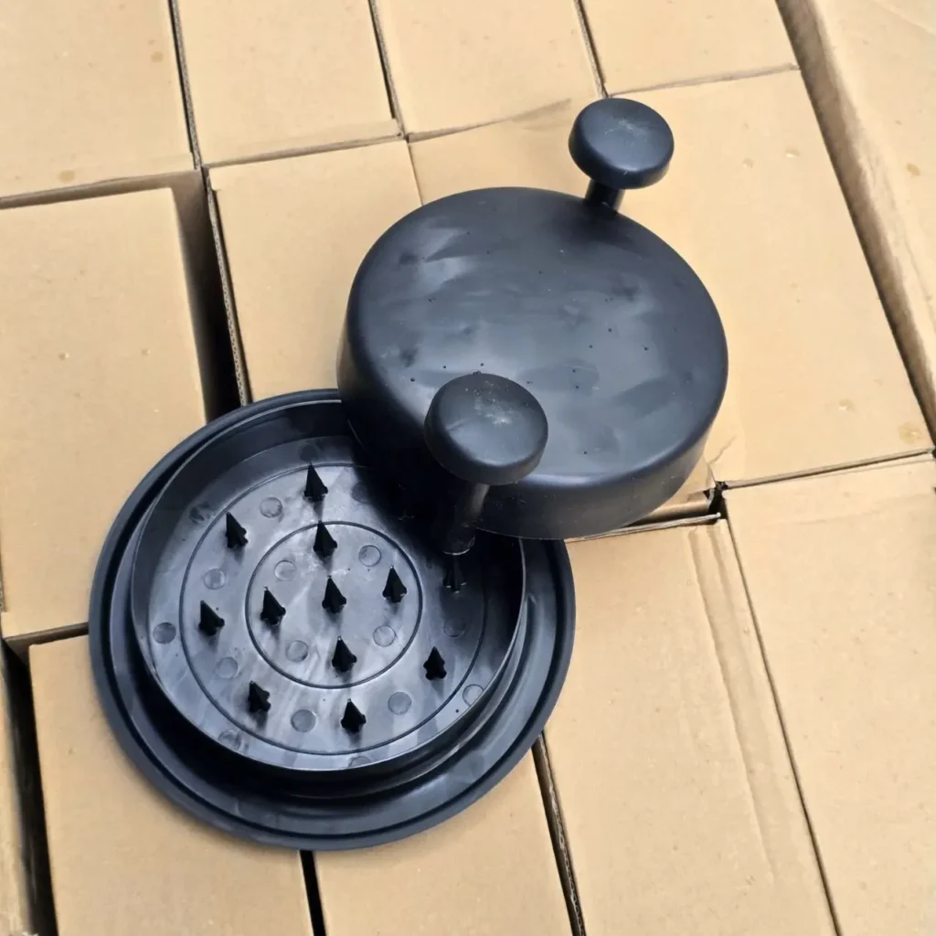 Prensa/picador de alimentos de plástico negro con base de púas." by Remates Narvaja