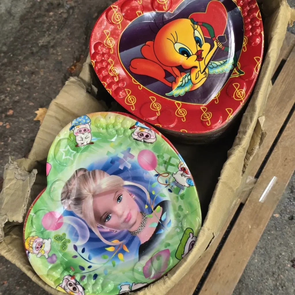 Platos desechables de corazón con personajes de Piolín y Barbie. by Remates Narvaja