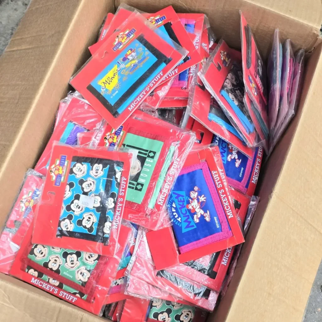 Caja de cartón llena de carteras Disney de Mickey Mouse y Minnie Mouse. by Remates Narvaja