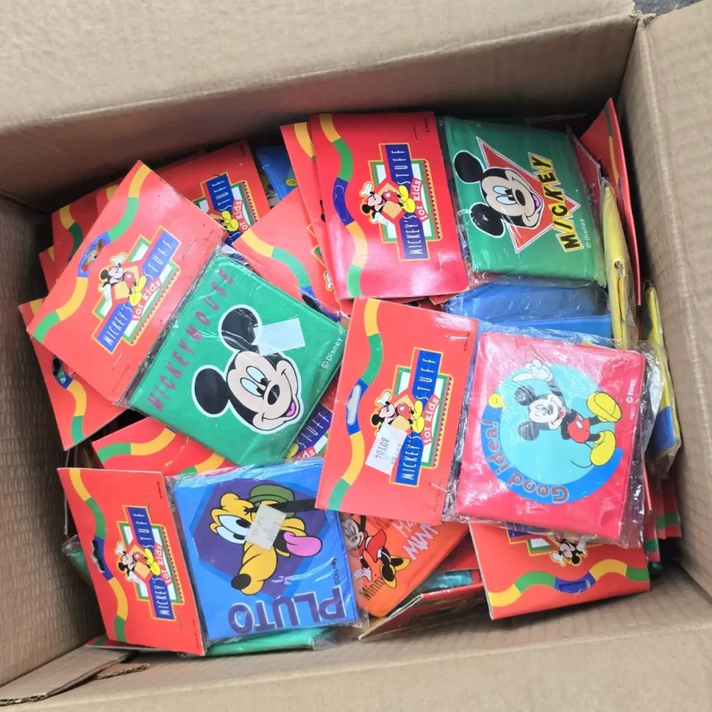 Caja llena de cuadernos y libretas de Mickey Mouse, Pluto y Minnie de Disney para niños. by Remates Narvaja