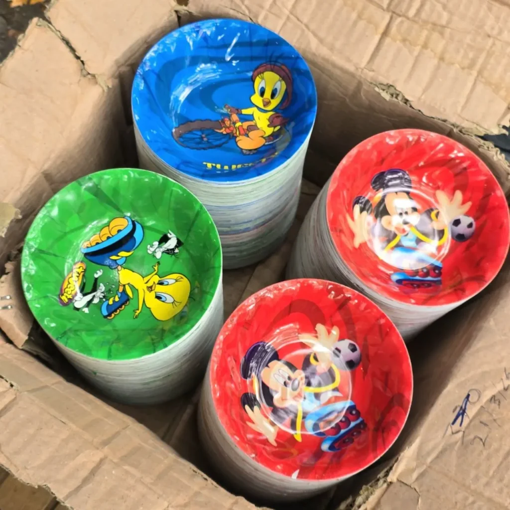 Pilas de bowls desechables de colores con diseños de Piolín y Mickey Mouse. by Remates Narvaja