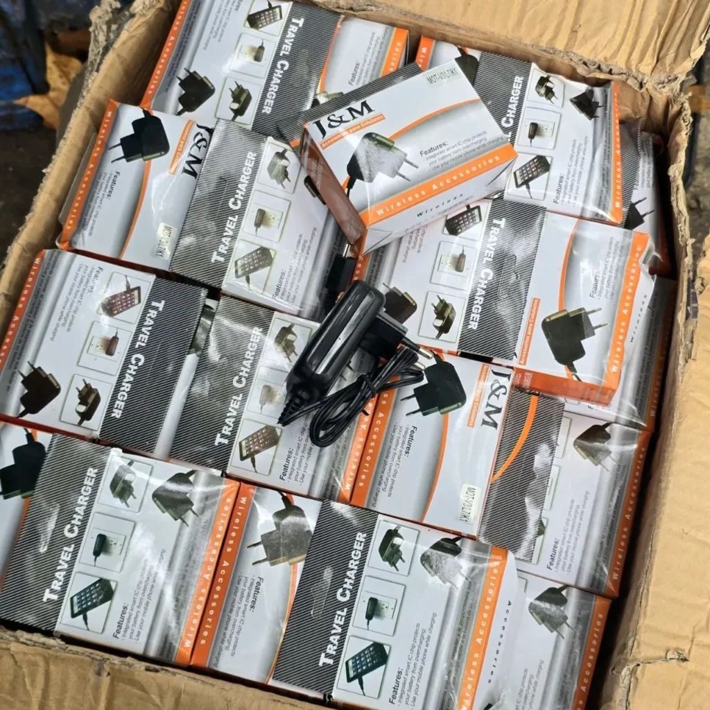 Caja de cargadores de viaje J&M para teléfonos móviles." by Remates Narvaja