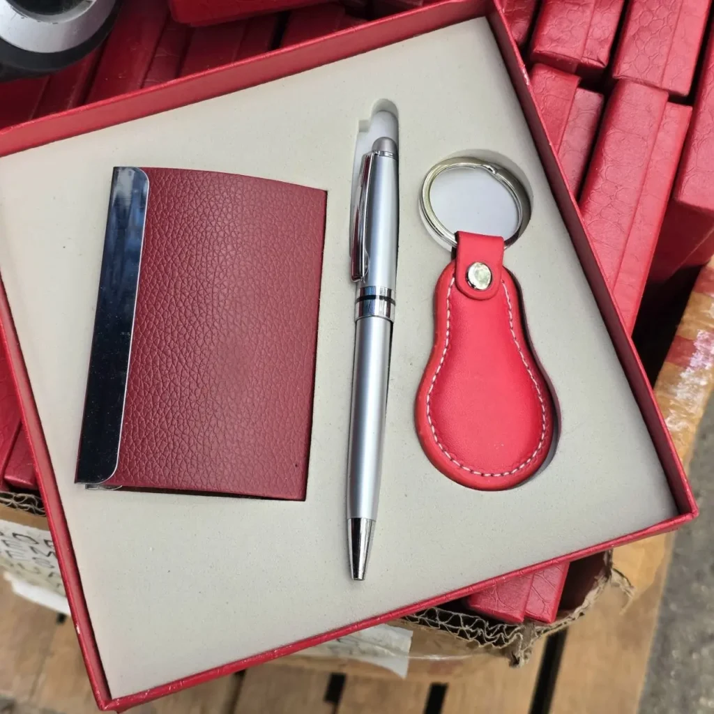 Set de regalo empresarial rojo con bolígrafo plateado, tarjetero y llavero. by Remates Narvaja