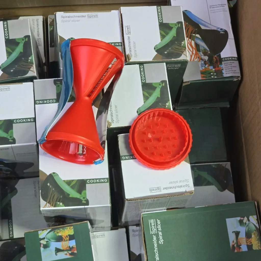Cortador en espiral Spirelli rojo y cajas de producto. by Remates Narvaja