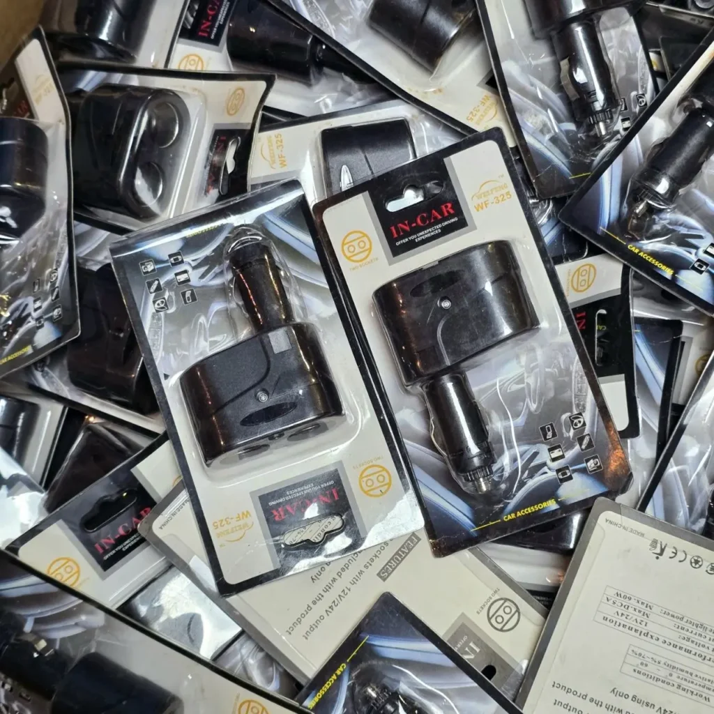 Montón de adaptadores de corriente para coche con doble toma. by Remates Narvaja