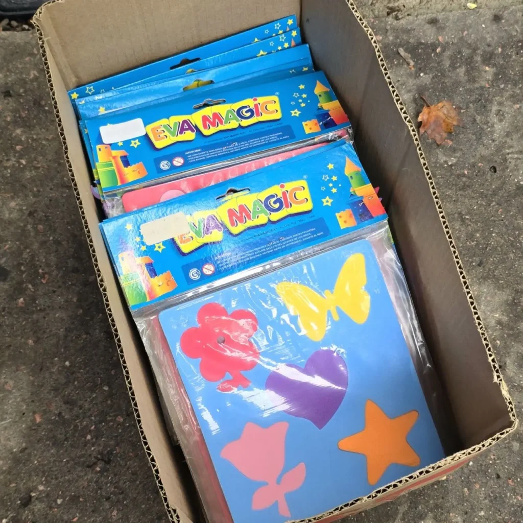 Caja con kits de manualidades de goma EVA MAGIC, incluyendo formas de mariposa, flor y estrella. by Remates Narvaja