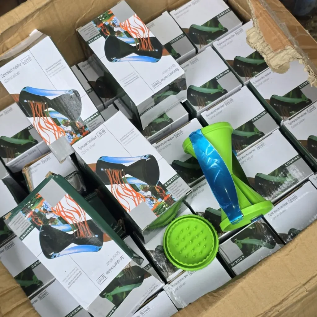 Cajas de rebanadores en espiral Spirelli (spiral slicers) en un envío a granel, con modelos verdes y azules by Remates Narvaja