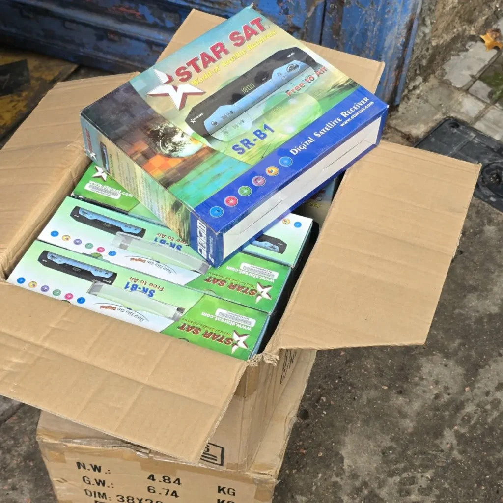 Caja de receptores satelitales digitales Star Sat SR-B1." by Remates Narvaja