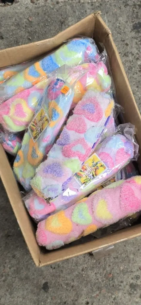 Caja de estuches de lápices peludos con patrón de corazones pastel, envueltos individualmente. by Remates Narvaja