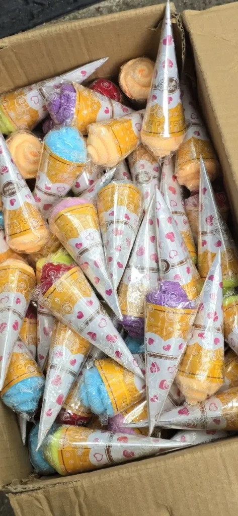 Caja de conos de esponjas de baño coloridas con diseño de helado, envueltas individualmente. by Remates Narvaja
