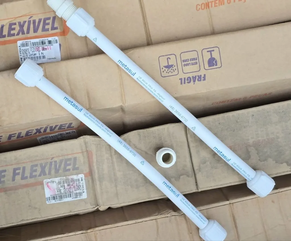 Dos conectores flexibles Metasul blancos de 1/2 pulgada para agua fría de 30cm sobre cajas. by Remates Narvaja