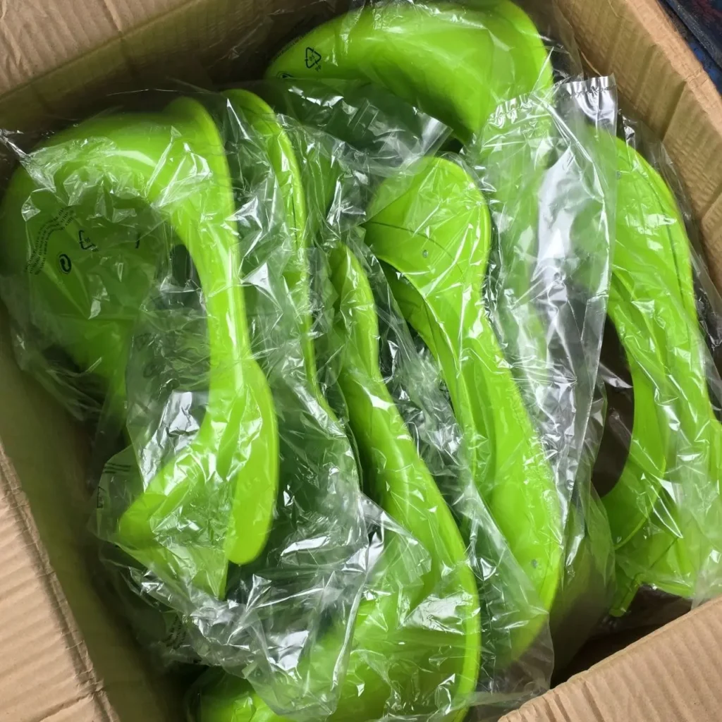 Caja con palas de plástico verde empaquetadas individualmente. by Remates Narvaja