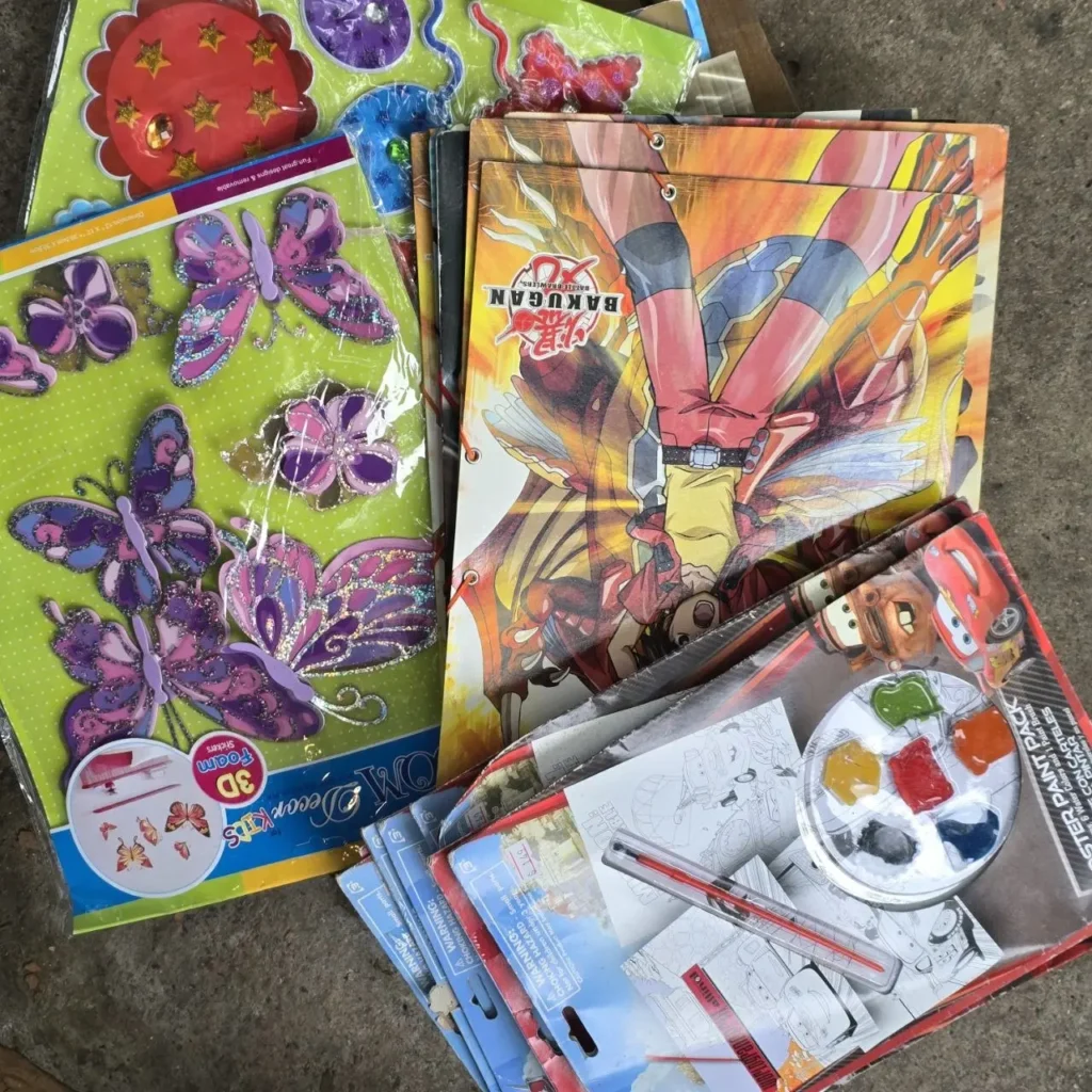 Pila de materiales de arte y manualidades para niños: pegatinas de mariposas con purpurina, carpetas de Bakugan y un by Remates Narvaja