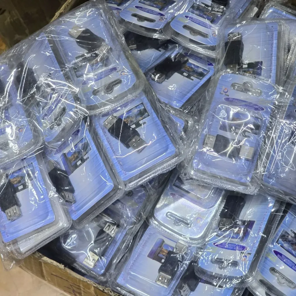 Gran cantidad de adaptadores USB OTG para teléfono, empaquetados individualmente en una caja. by Remates Narvaja