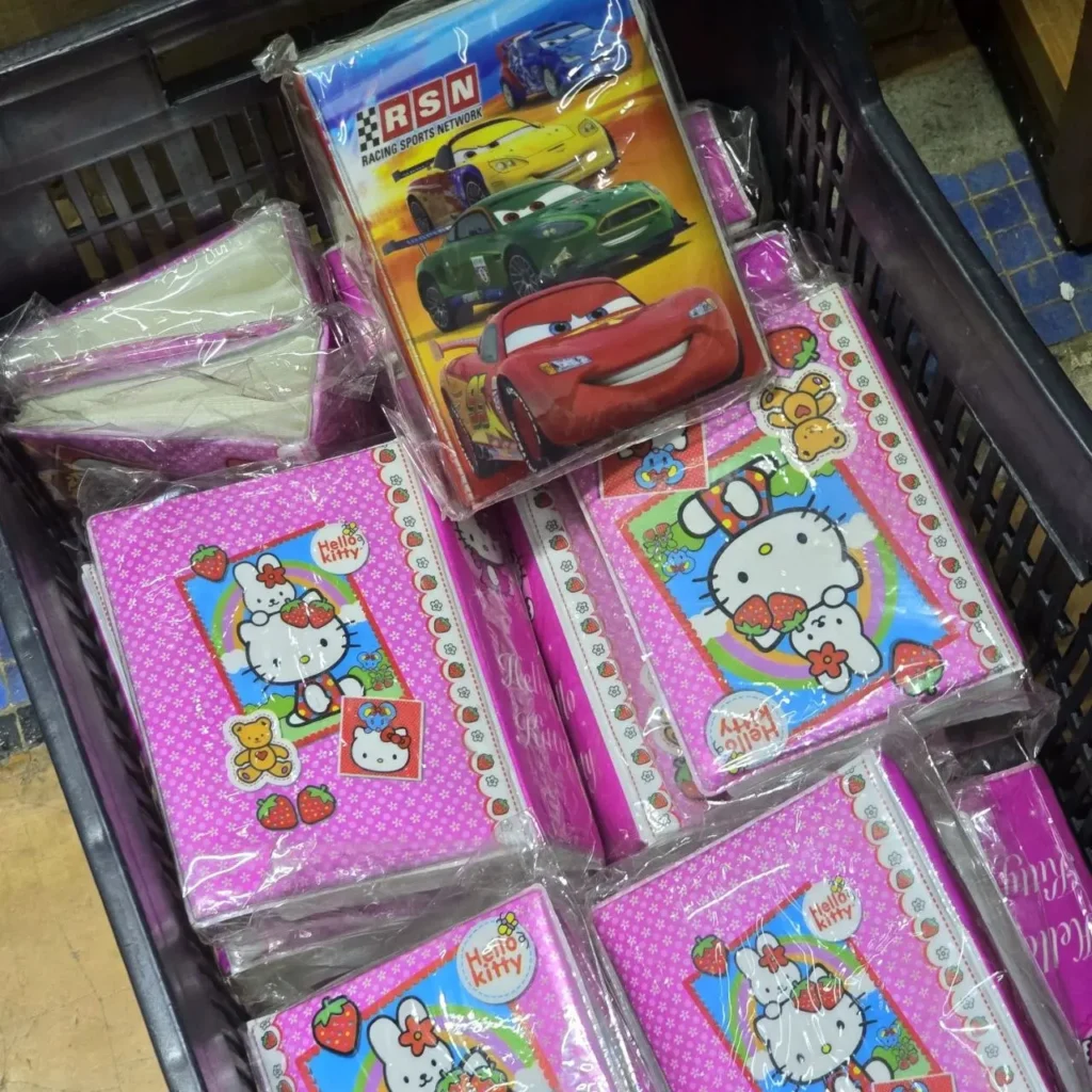 Cuadernos o diarios de Hello Kitty y Cars envueltos en plástico en un cajón oscuro." *Self-correction 2:* Could by Remates Narvaja