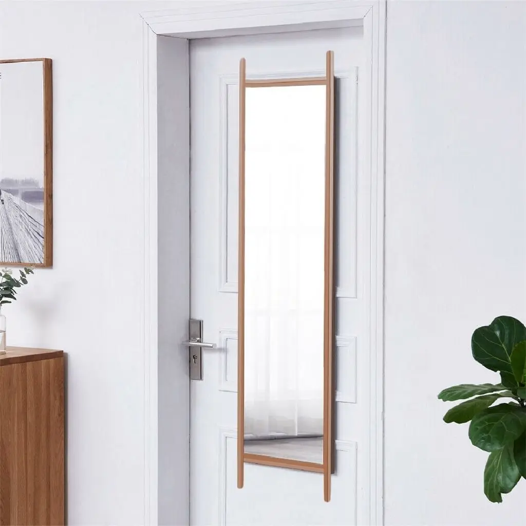 Espejo de cuerpo entero moderno con marco de madera clara sobre una puerta blanca. by Remates Narvaja