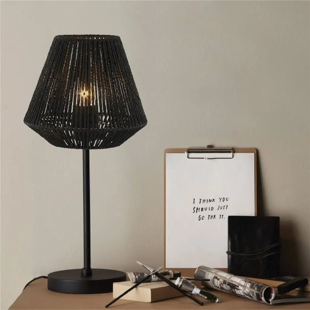 Lámpara de mesa negra con pantalla tejida de cuerda. by Remates Narvaja