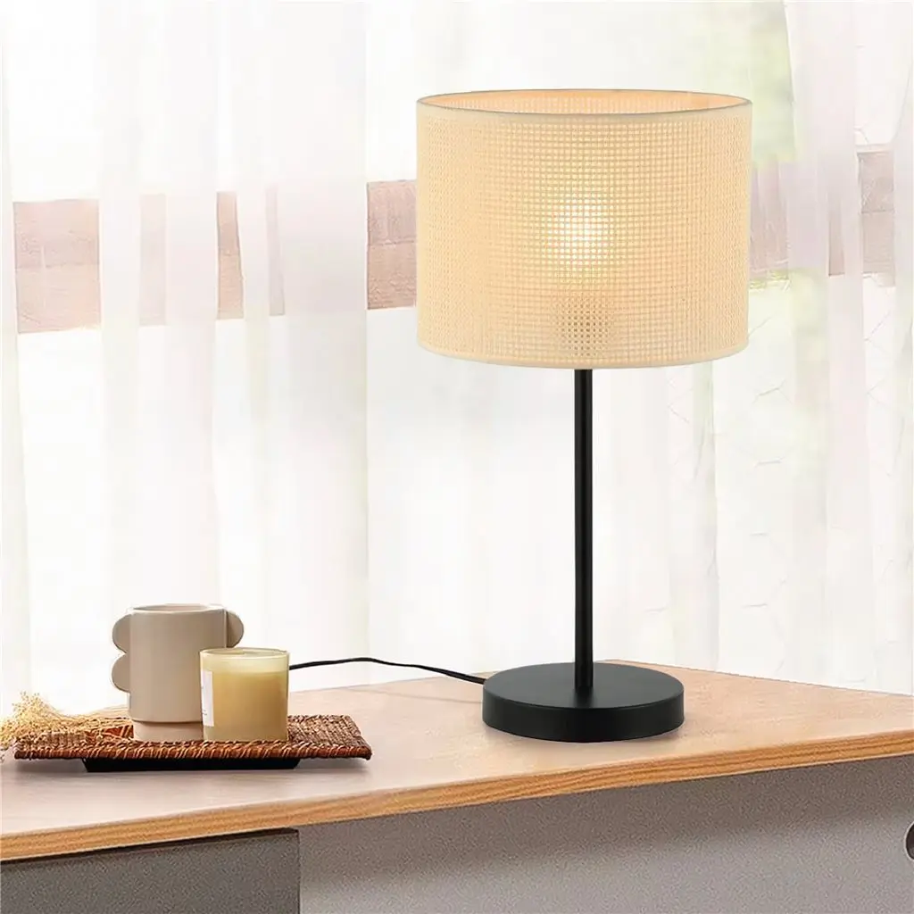 Lámpara de mesa moderna con pantalla de tela beige y base negra, ideal para dormitorio o sala de estar." by Remates Narvaja