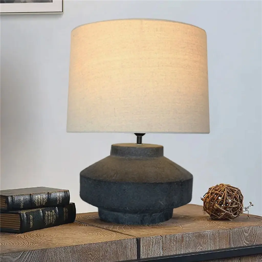 Lámpara de mesa con base de hormigón oscura y pantalla de tela clara. by Remates Narvaja