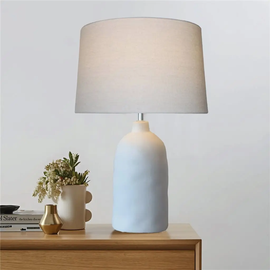 Lámpara de mesa con base de cerámica degradado azul y blanco, pantalla de tela. by Remates Narvaja