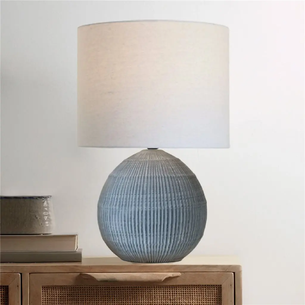 Lámpara de mesa con base de cerámica acanalada gris y pantalla blanca. by Remates Narvaja