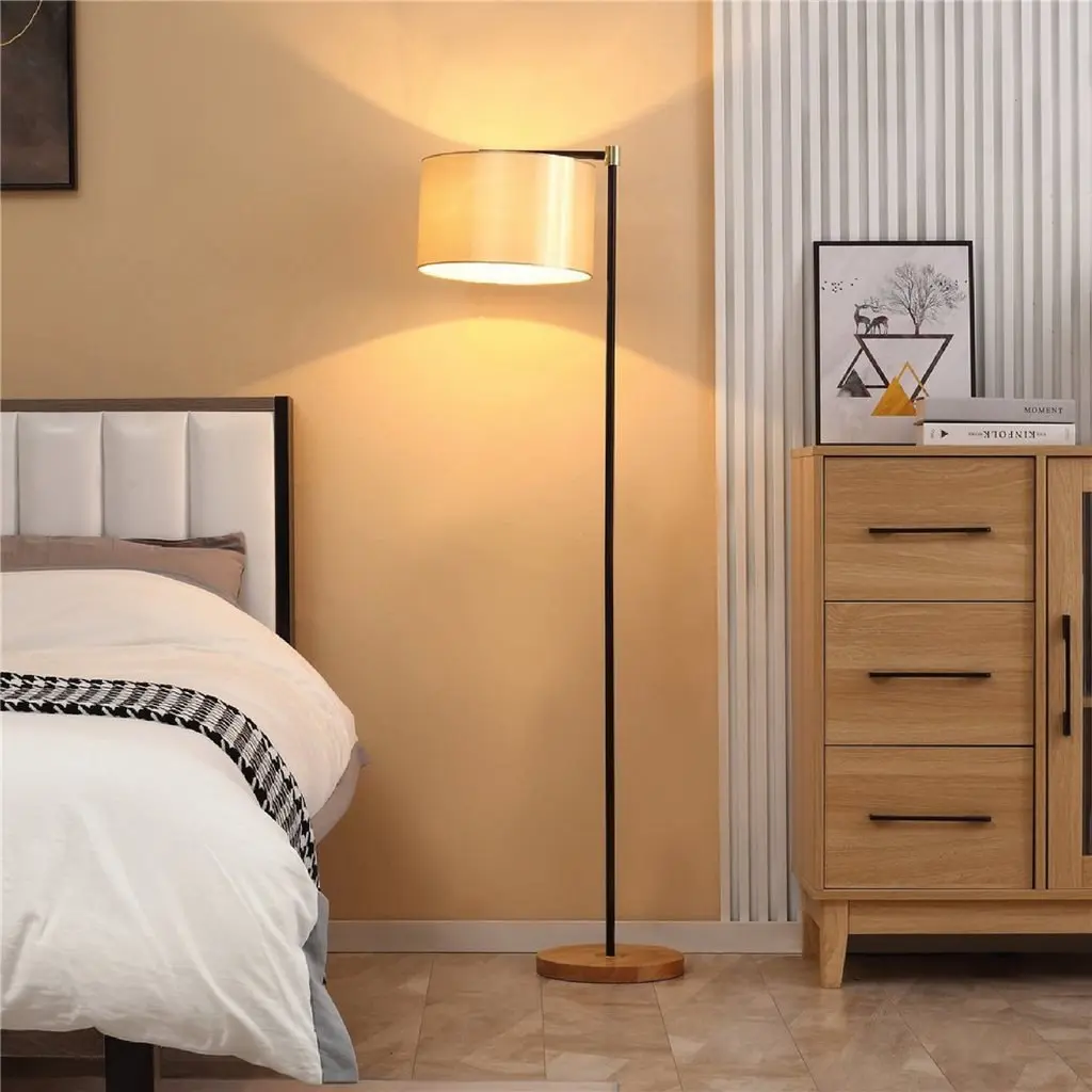 Lámpara de pie moderna con pantalla beige y base de madera en un dormitorio. by Remates Narvaja