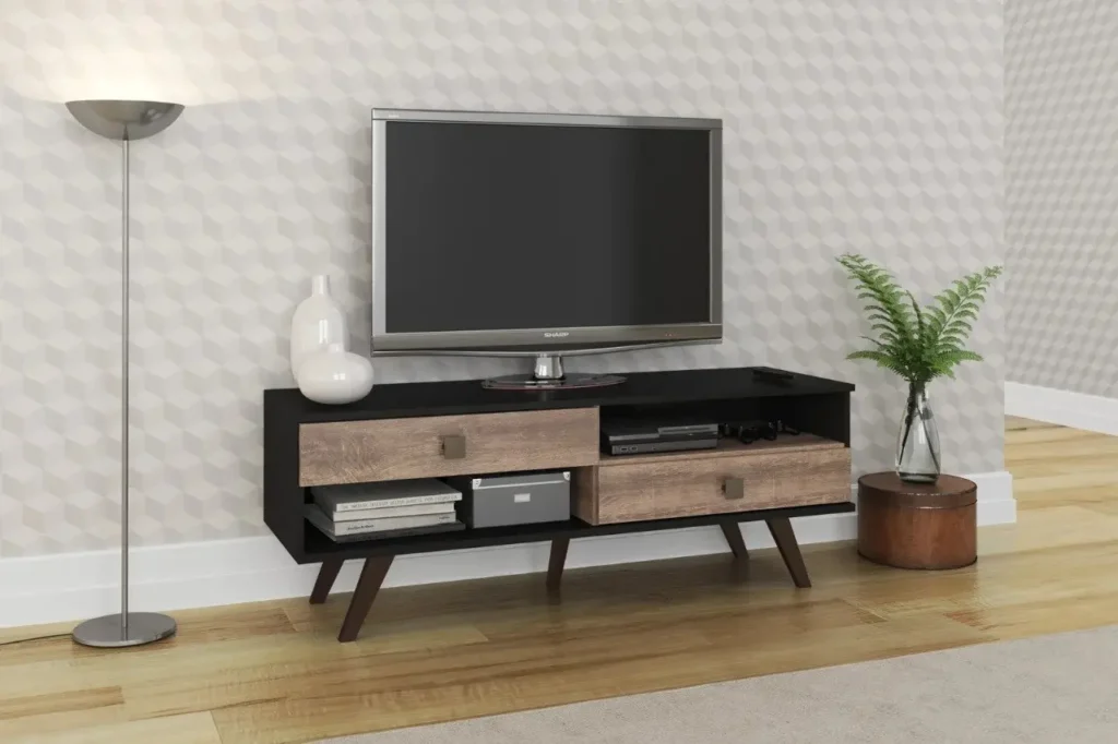 Mueble de TV moderno negro y madera con cajones en una sala de estar. by Remates Narvaja