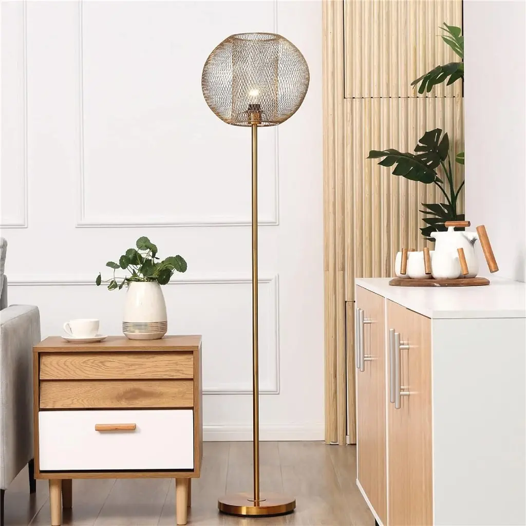 Lámpara de pie dorada moderna con pantalla de malla esférica para sala de estar o dormitorio. by Remates Narvaja